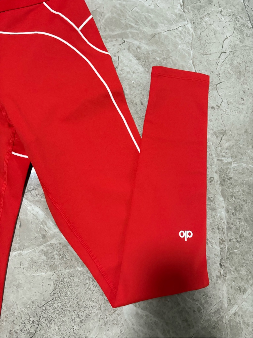 ALO Yoga Red Sculpting Leggings & Sports Bra Set with White Piping - Picture 4 of 5